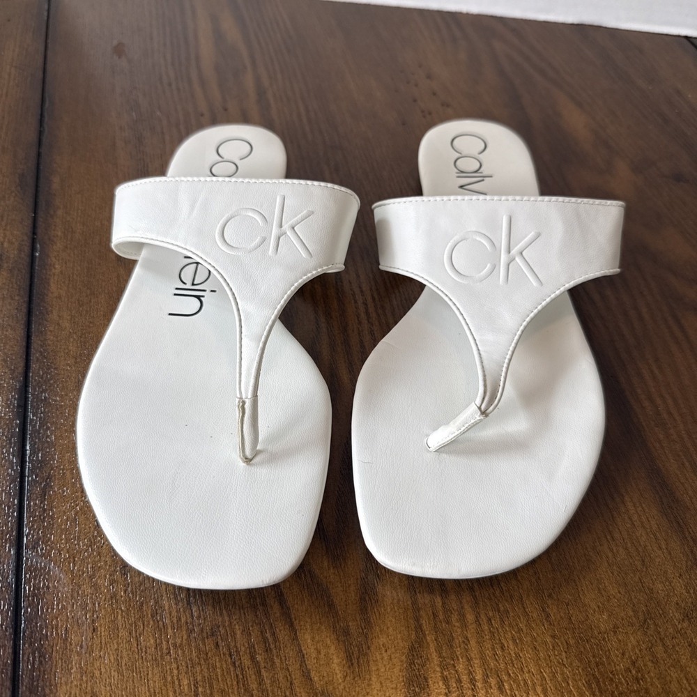 Calvin Klein Saela White Embossed Logo Thong Sandal Size 8 Minimalist Clean Girl